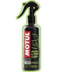 Motul M1 Helmet&Visor Clean to preparat do czyszczenia szyb kasków motocyklowych. Jest niezwykle łatwy w użytkowaniu i pozostawia przyjemny zapach.